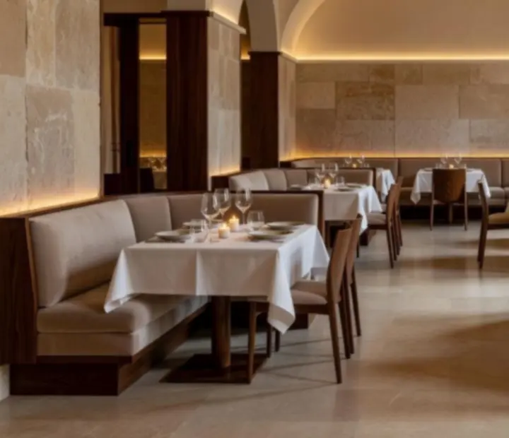 Interior sofisticado do restaurante Tasca Enaipes com iluminação suave e mesas elegantemente preparadas.